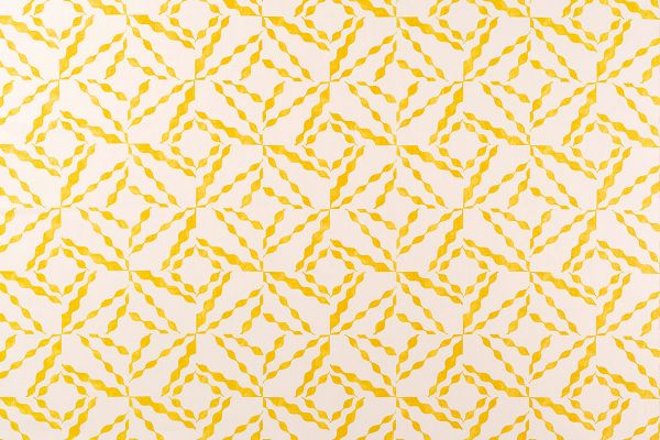 Lemon – Interlocking diamond lines in soft lemon yellow over a natural woven linen ground, creating a light and lively geometric effect.