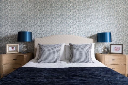 Bedroom featuring cobalt blue Armatures Feuilles wallpaper with a refined leaf design, creating a bold and stylish nature-inspired accent on the walls